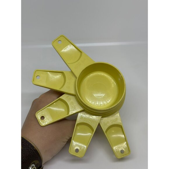 VTG Tupperware Plastic Measuring Cup Set of 5 Stackable Kitchen Tool Yellow - Picture 5 of 5